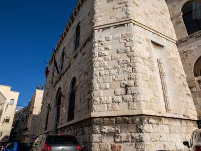 ...ancora presente a ridosso dell�ingresso dell�edificio